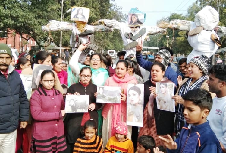 People Protests Against Raveena Tandon, Farah Khan And Bharti Singh In Punjab