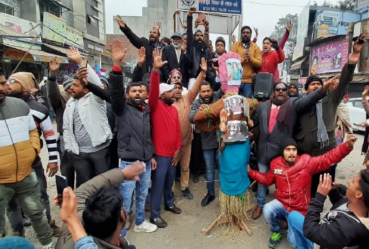 People Protests Against Raveena Tandon, Farah Khan And Bharti Singh In Punjab