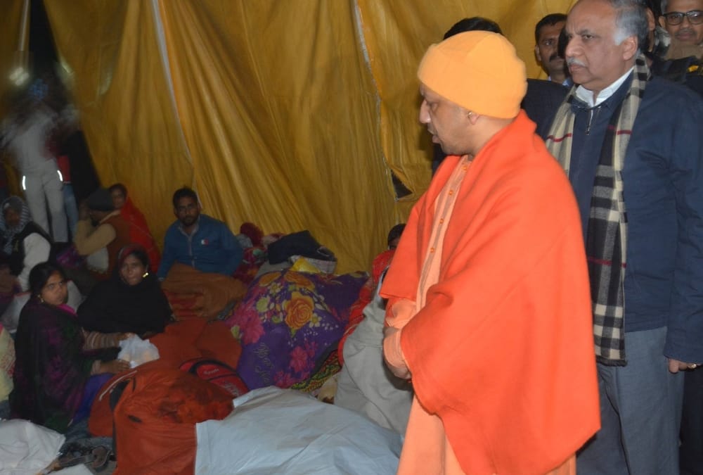Chief Minister Yogi adityanath inspection of rain basera.