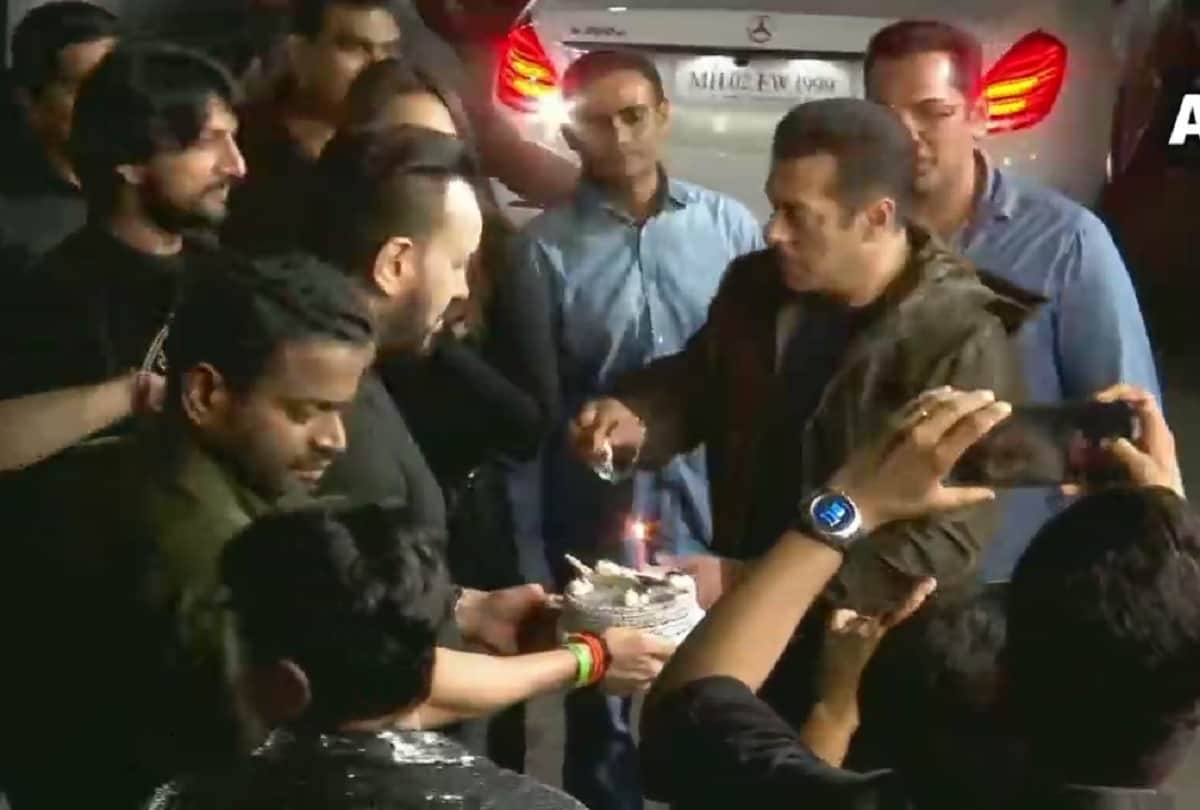Salman Khan cuts his 54th birthday cake with Dabangg 3 star cast late night in mumbai