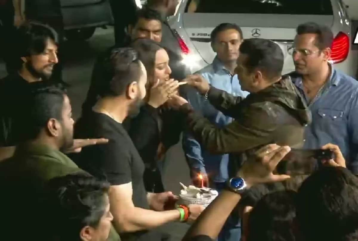 Salman Khan cuts his 54th birthday cake with Dabangg 3 star cast late night in mumbai