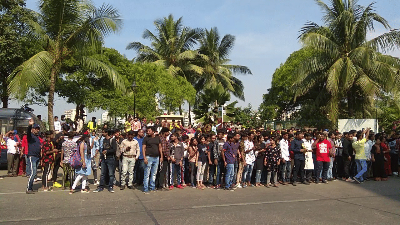 fans Salman Khan outside his Galaxy apartment house to wish him happy birthday