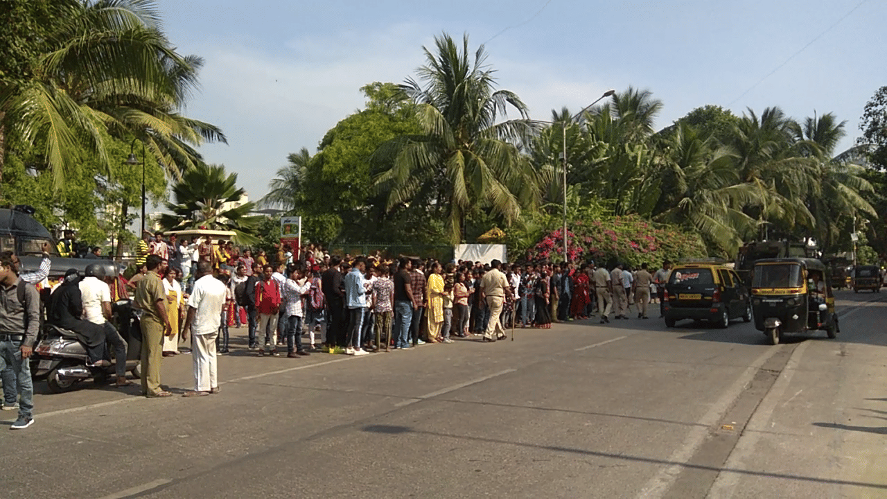 fans Salman Khan outside his Galaxy apartment house to wish him happy birthday