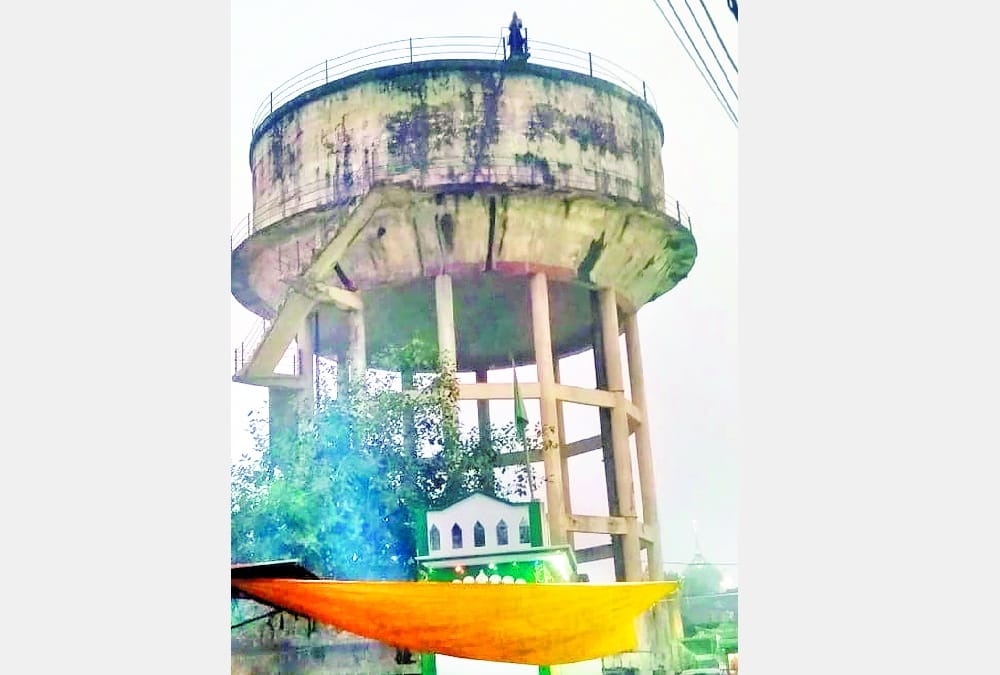 A woman climbed on water tanki in Barabanki.