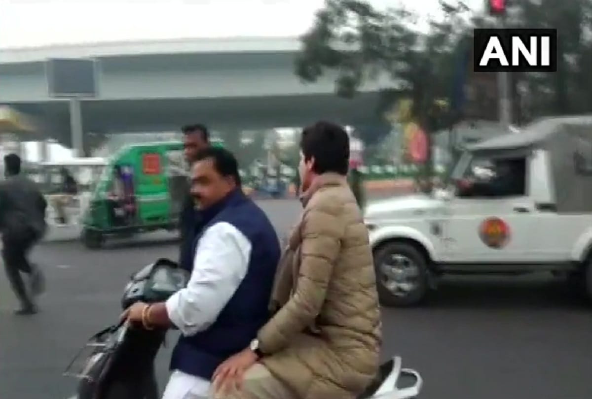 Priyanka gandhi arrives at SR Darapuri's house