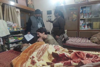 Priyanka gandhi arrives at SR Darapuri's house