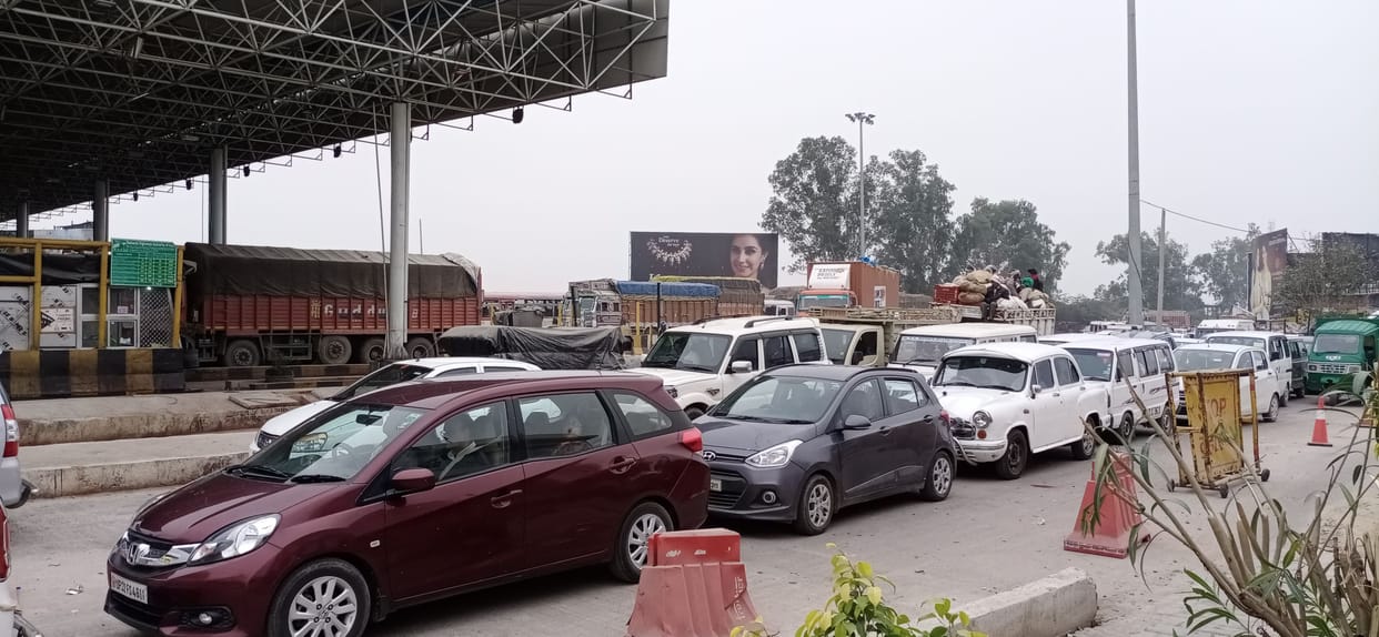 People struggling with jam around the highway toll barrier