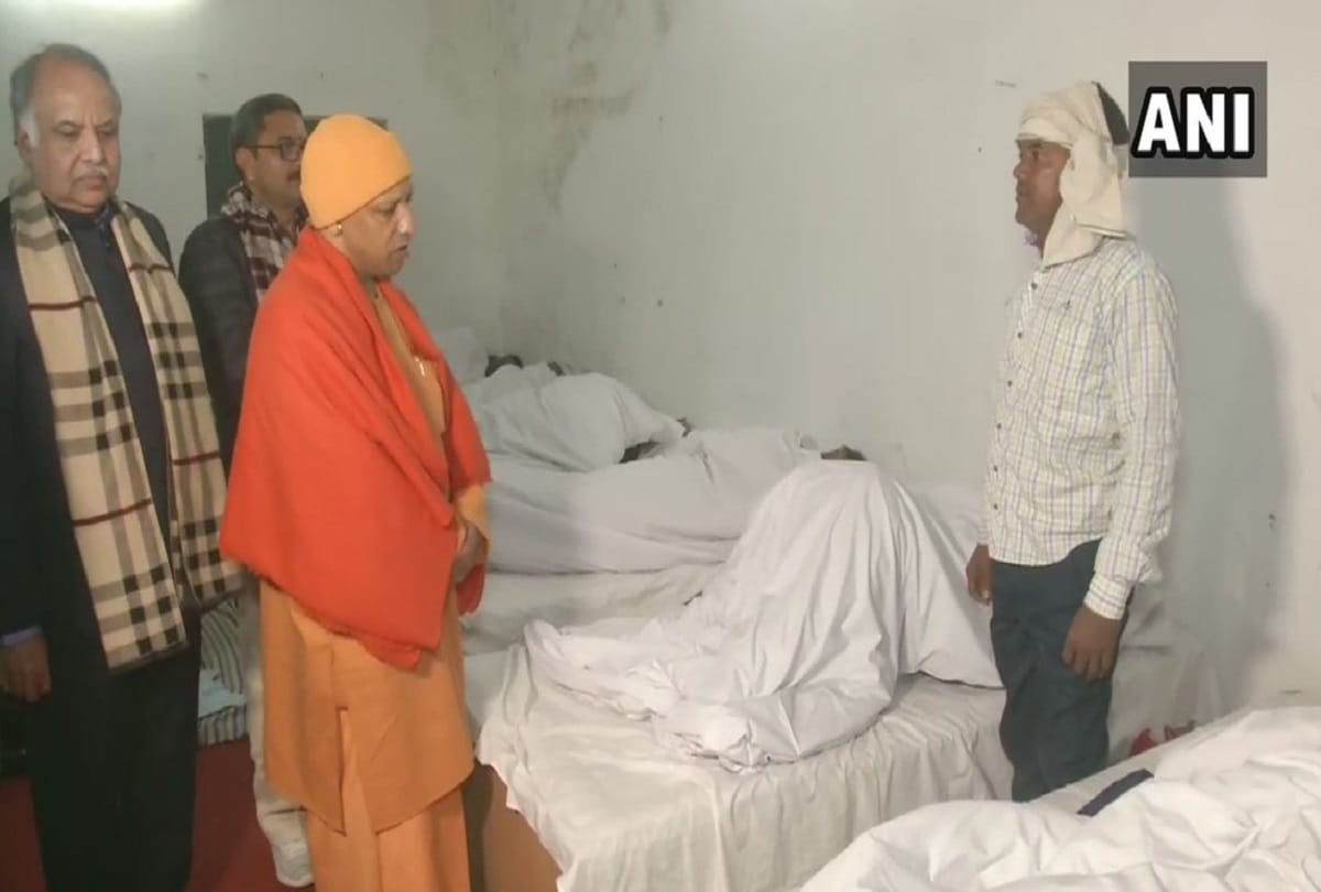 Chief Minister did surprise inspection of night shelters, distributed blankets to poor in varanasi
