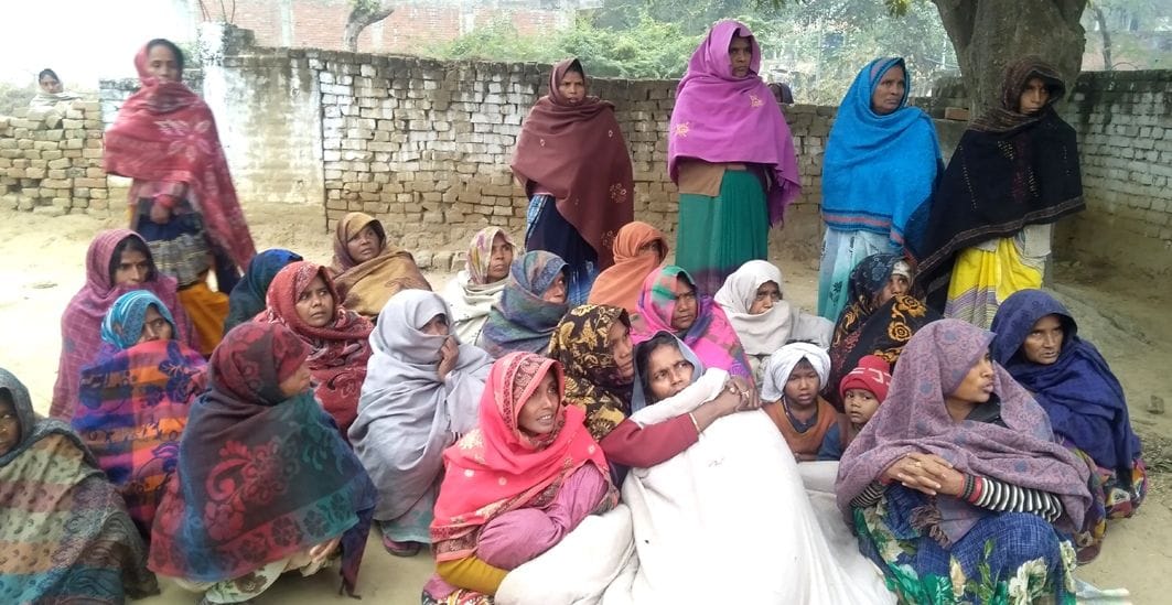 ped par jhoolata mila phal vikreta ka shav