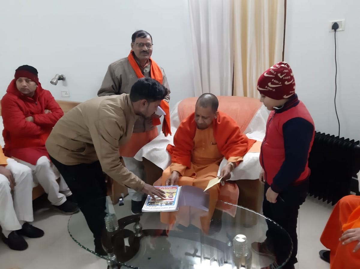 CM yogi adityanath meet aman and other people listen there problem in cercuit house varanasi