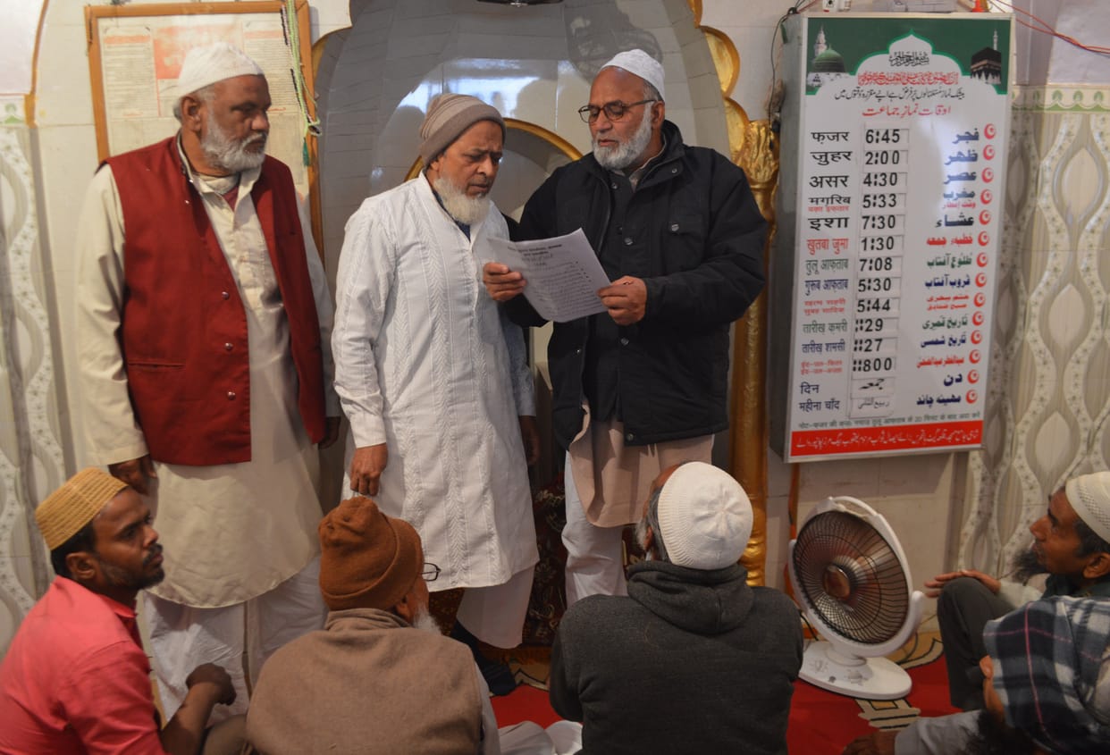 Hathras: After the Namaz, Muslim arrangements committee distributed leaflets in support of CAA
