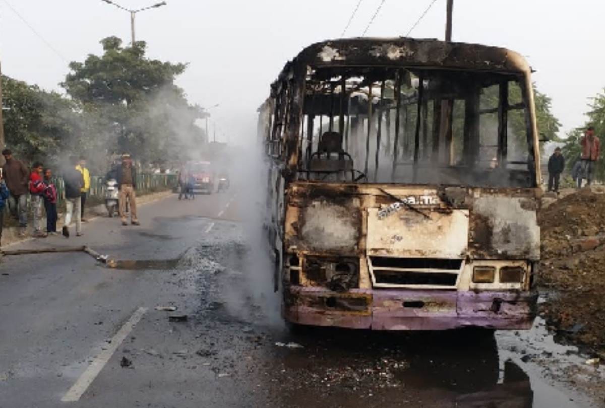 fire broke out in bus in lucknow
