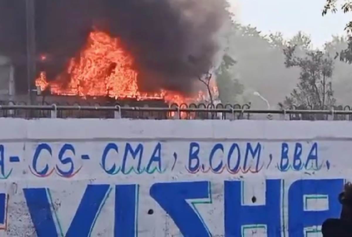 fire broke out in bus in lucknow