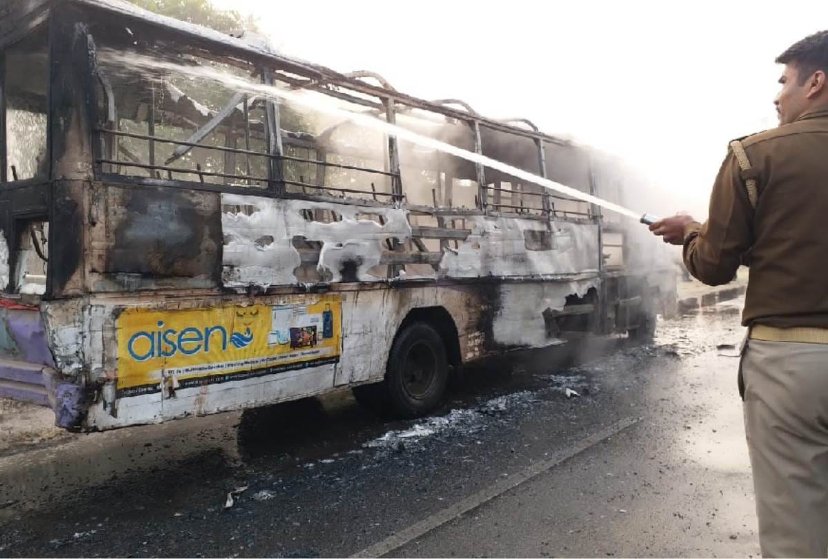 fire broke out in bus in lucknow