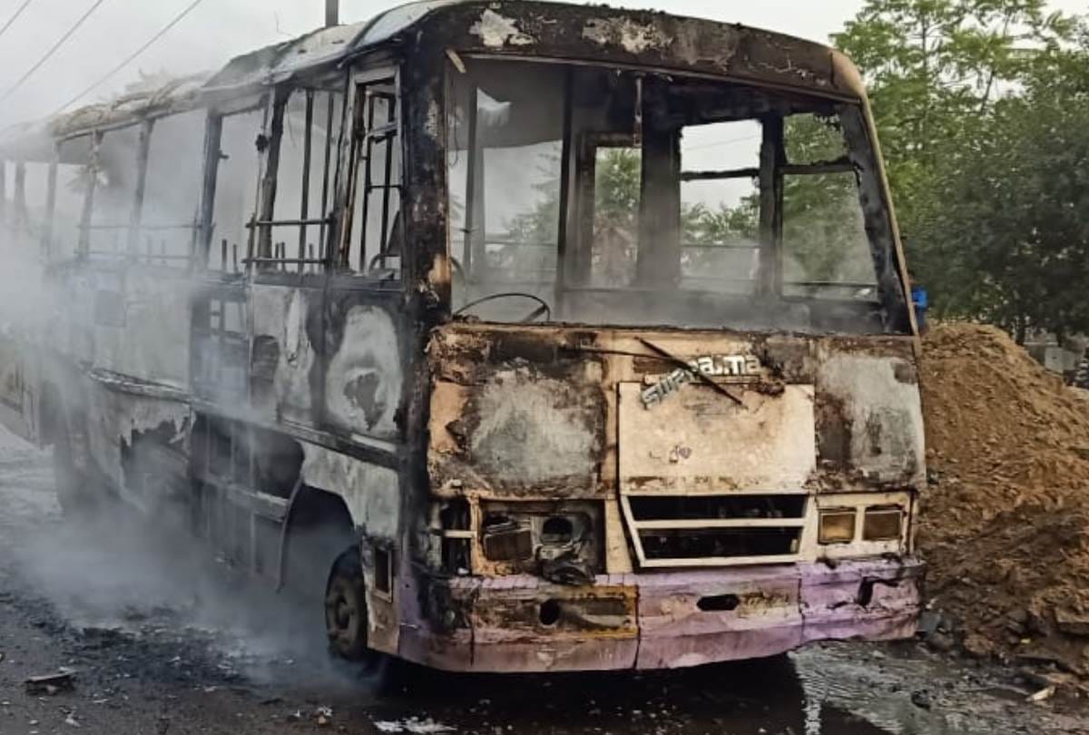 fire broke out in bus in lucknow