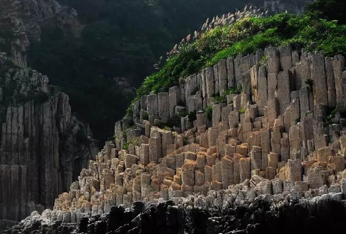Huaao Island Mystery the Stone forest of China