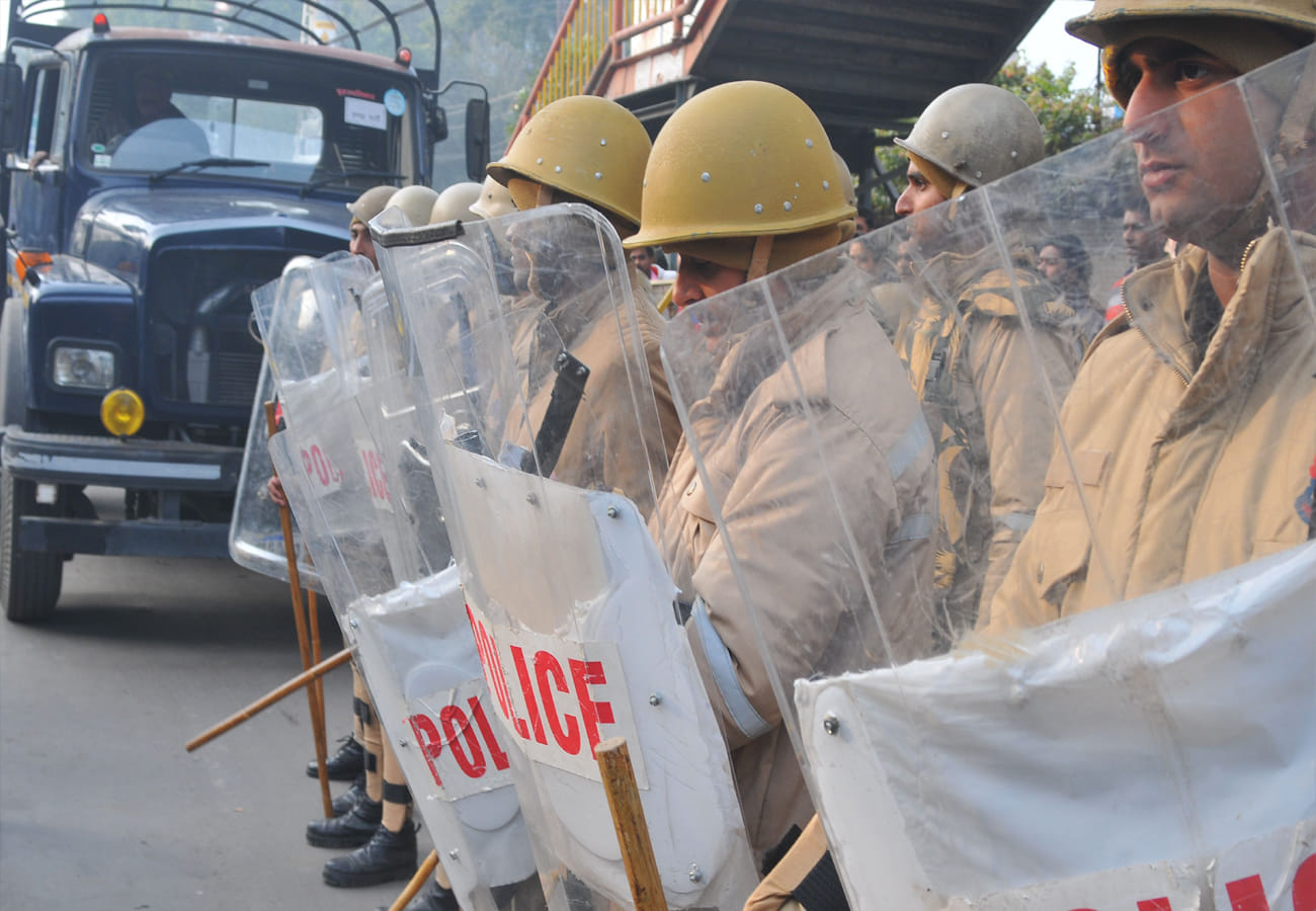 CAA protest in kanpur, ADG fired, soldiers handled the front