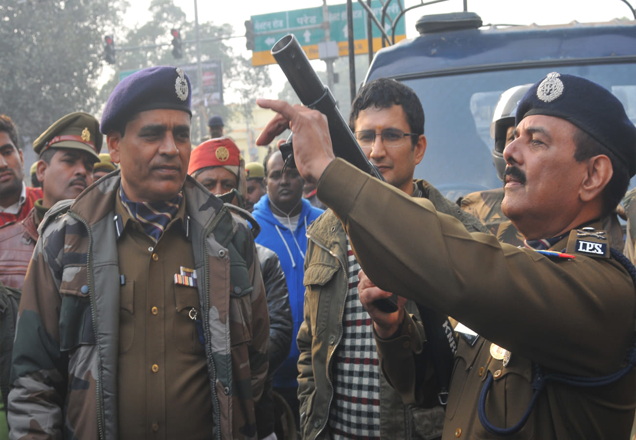 CAA protest in kanpur, ADG fired, soldiers handled the front