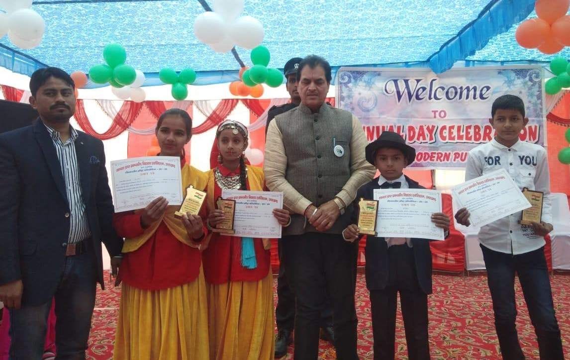 Assembly Speaker rewarded students