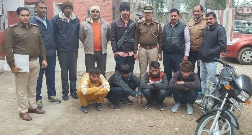 4 accused arrested for anatching Rs 2.25 lakh from salesman