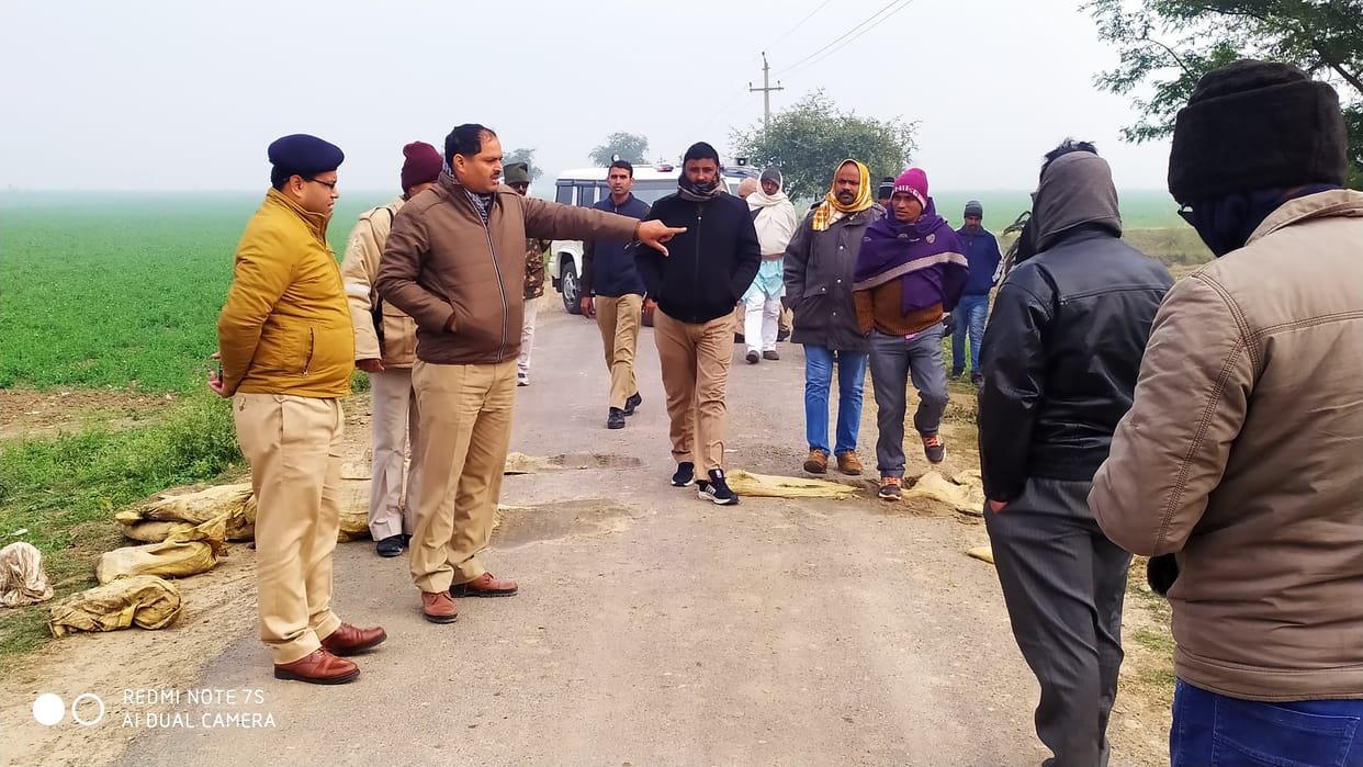 Rogues looted 38 thousand and mobiles from two four-wheeler owners