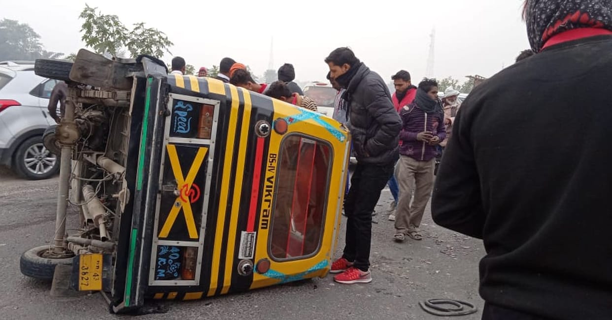 Uncontrolled tempo overturned on the middle road, three injured
