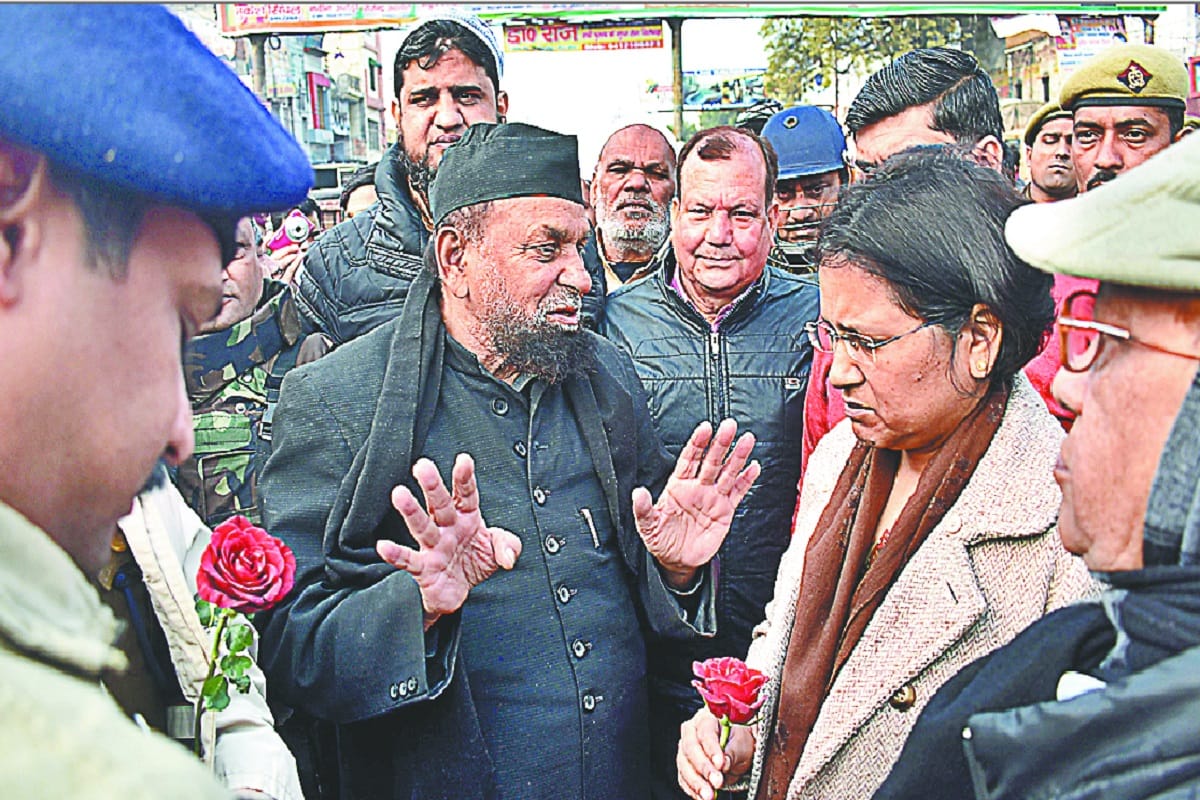 Police officials have distributed flowers to Muslim people on the Namaz after the violence in Meerut