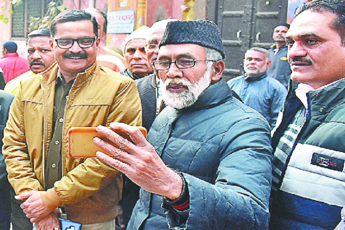 Police officials have distributed flowers to Muslim people on the Namaz after the violence in Meerut