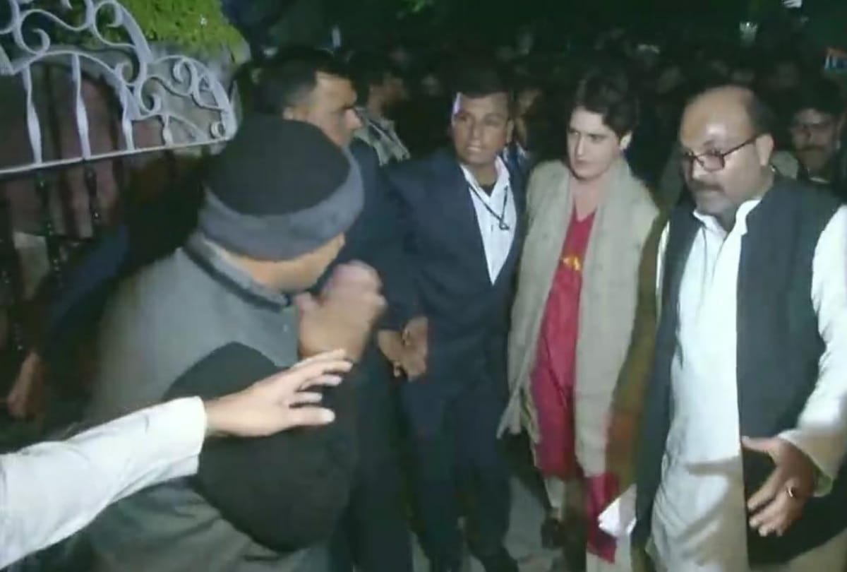 government says Priyanka gandhi gimmick to raise headlines if the program failed