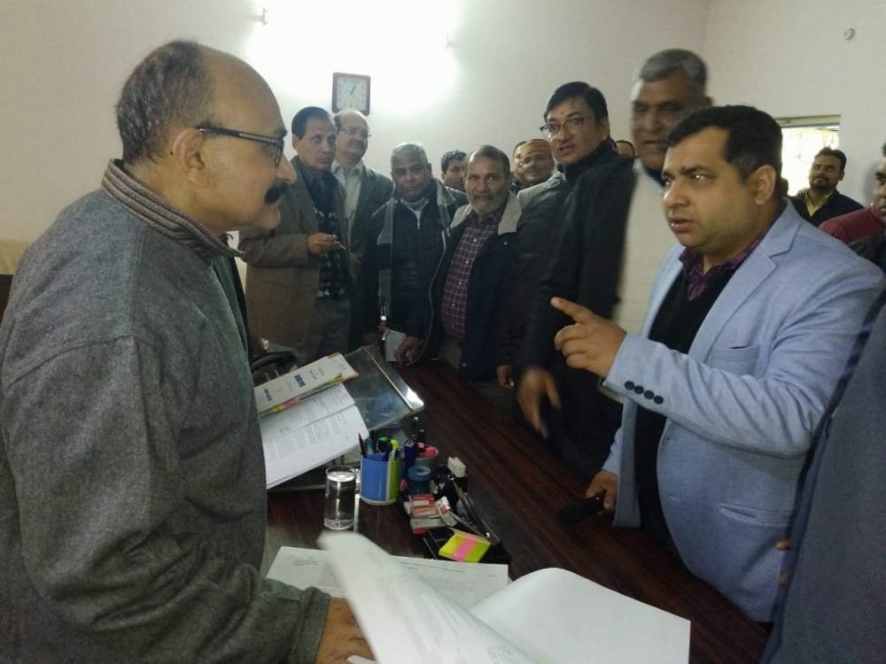 Dehradun: upcl Employees angry over electricity tariff Sabotage in director room
