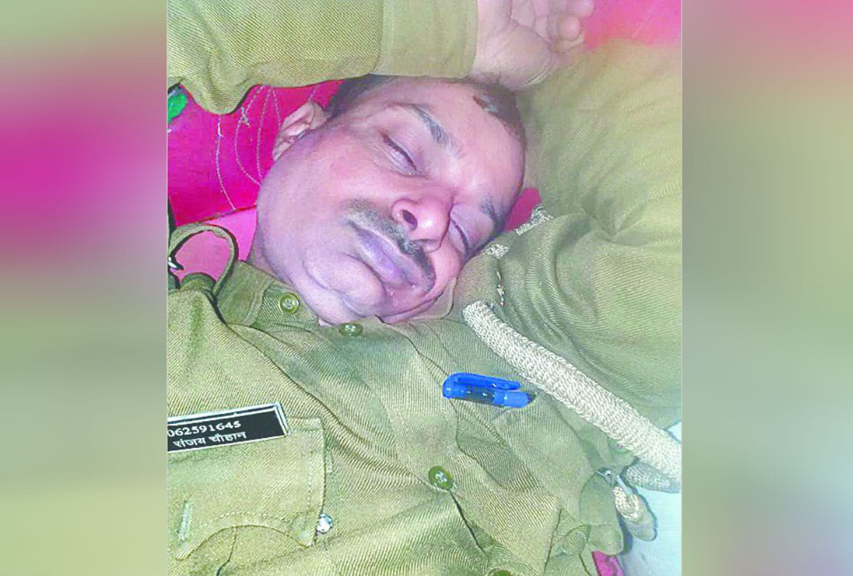 constable in coma after road accident in agra