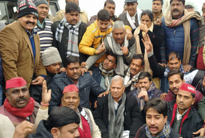 police detained SP leader Naresh Uttam in firozabad
