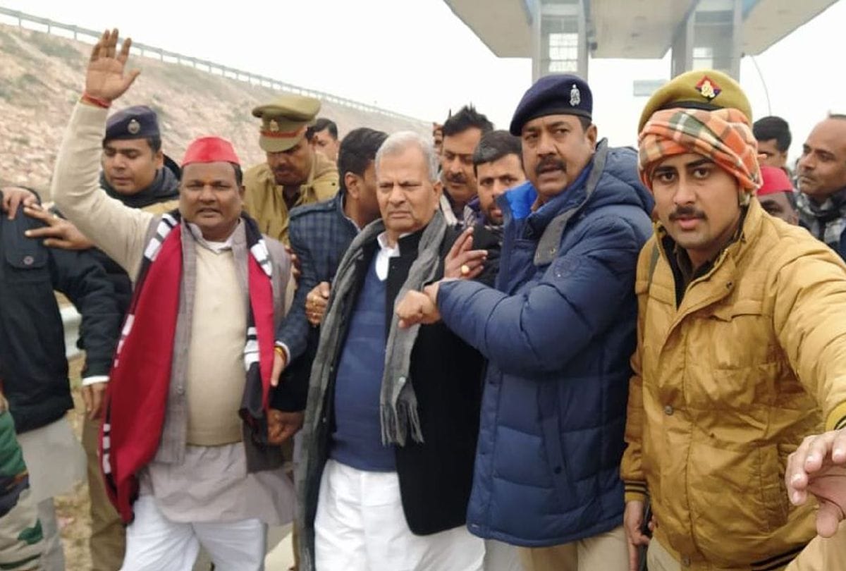 police detained SP leader Naresh Uttam in firozabad