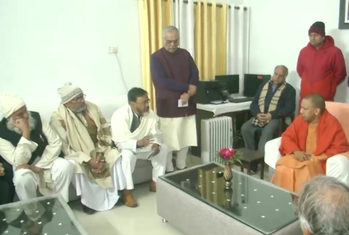 Uttar Pradesh Chief Minister Yogi Adityanath met a delegation of weavers in Varanasi