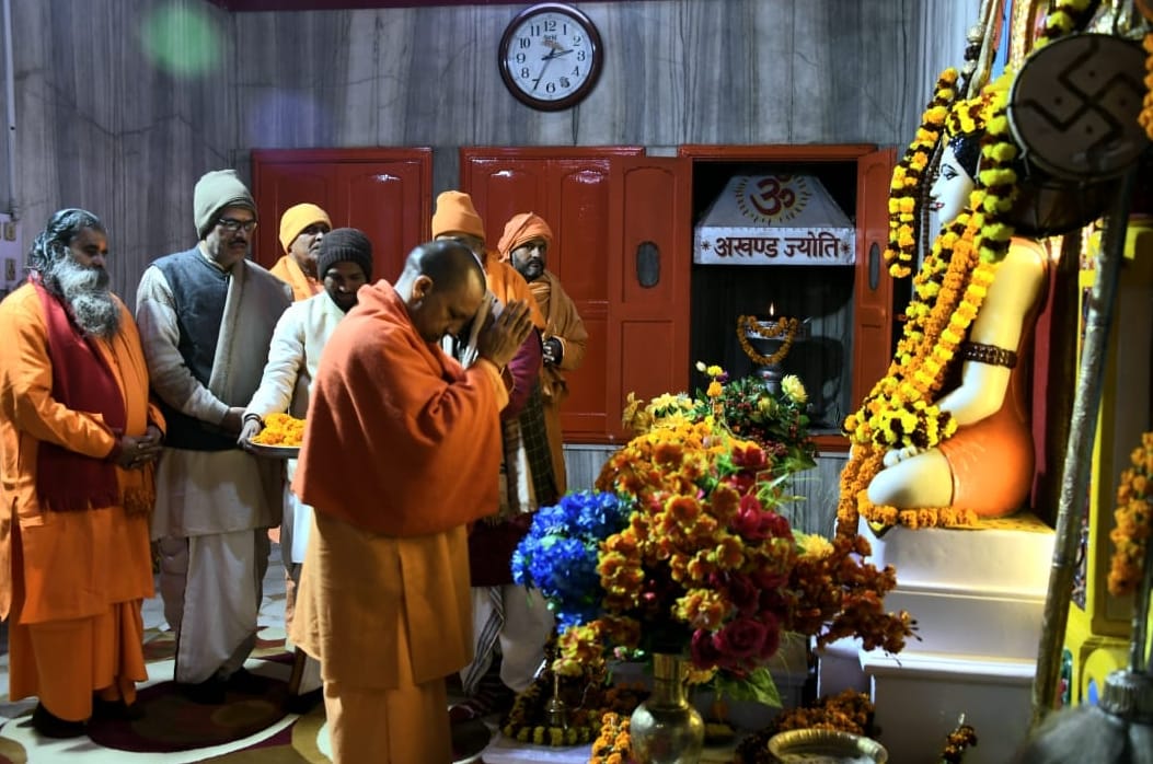 cm yogi meet to officers in gorakhnath temple