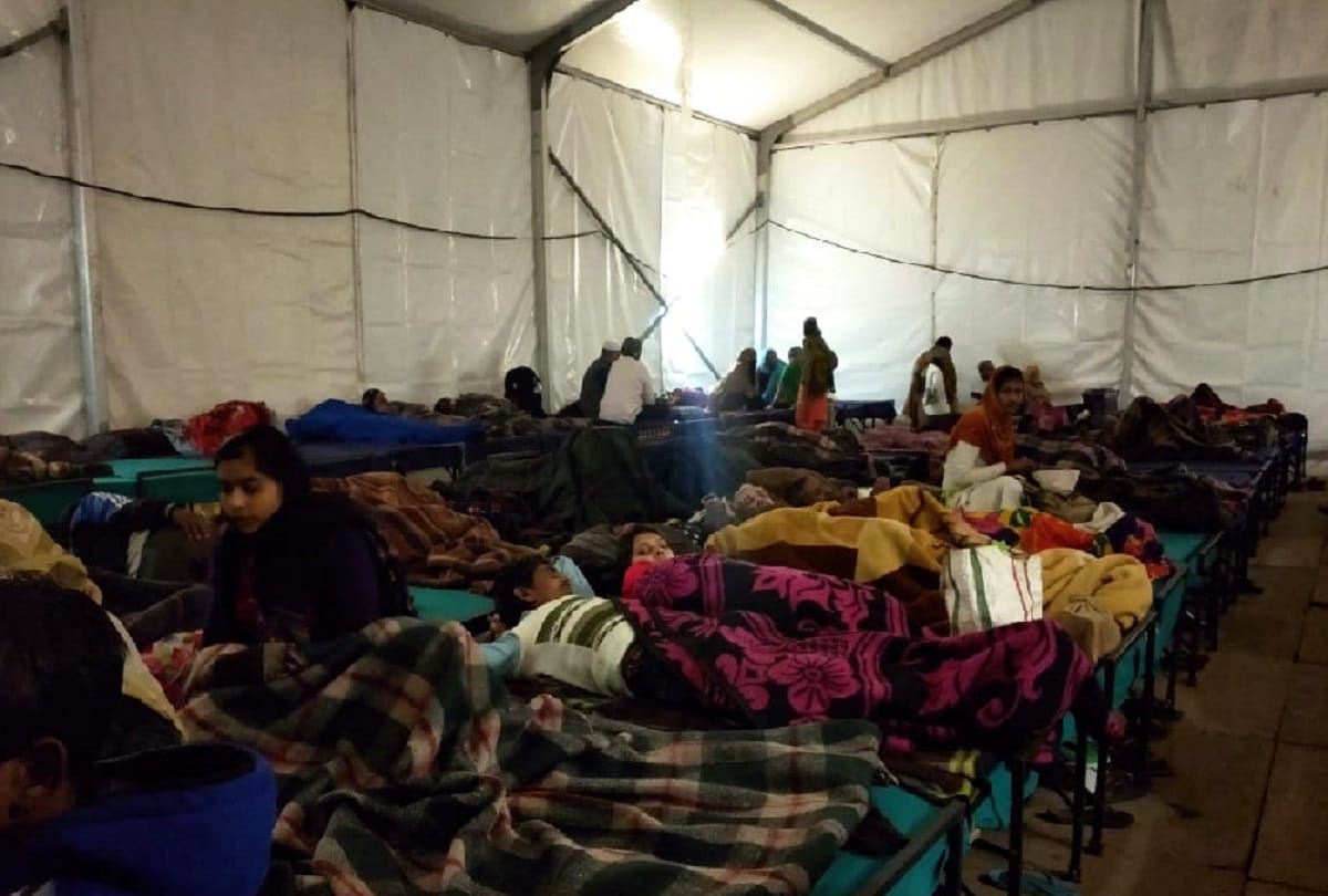 hundreds of people forced to sleep on footpaths due to lack of space in night shelters in delhi