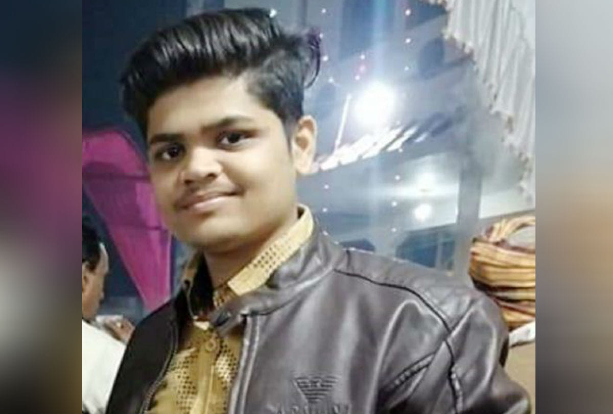 son dies after Seeing the bleeding from father's leg in agra