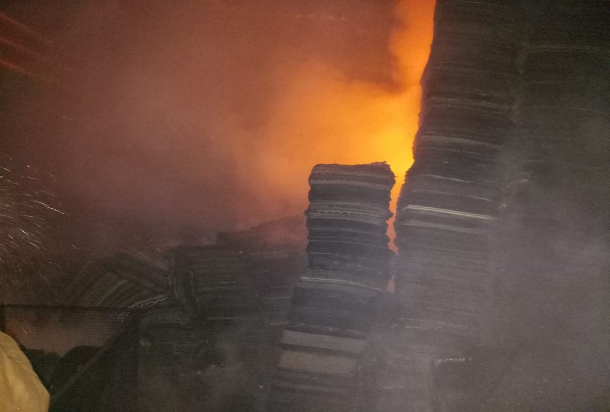 Massive Fire in soal Factory at Sikandra