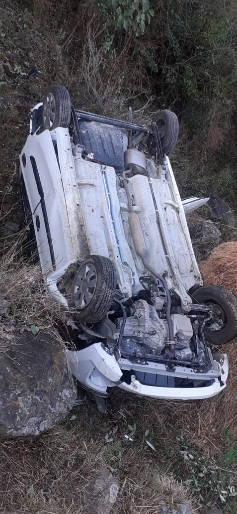 Car falls into a ditch, two injured