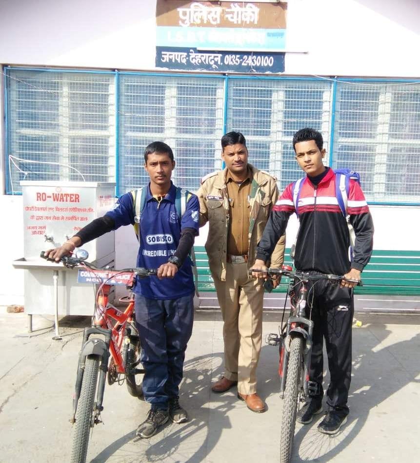 Rohit and Ranveer from Bihar are giving the message of the best India by cycling tour
