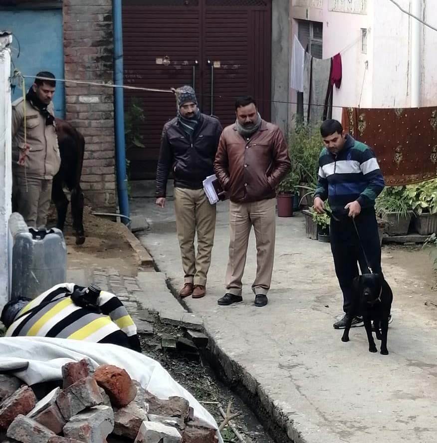 sikandarapur daakaghar ka taala tod hajaaron kee choree