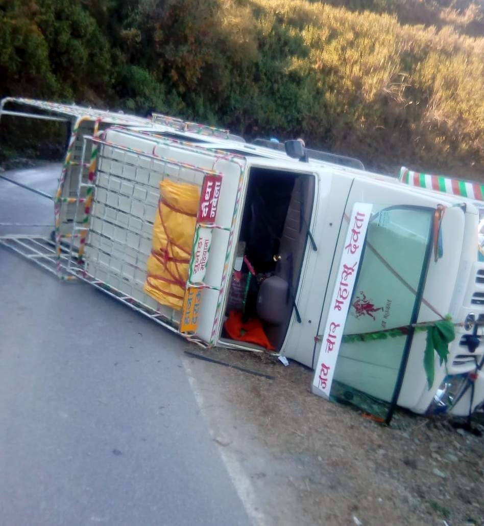 Five people injured after utilities overturned on the road