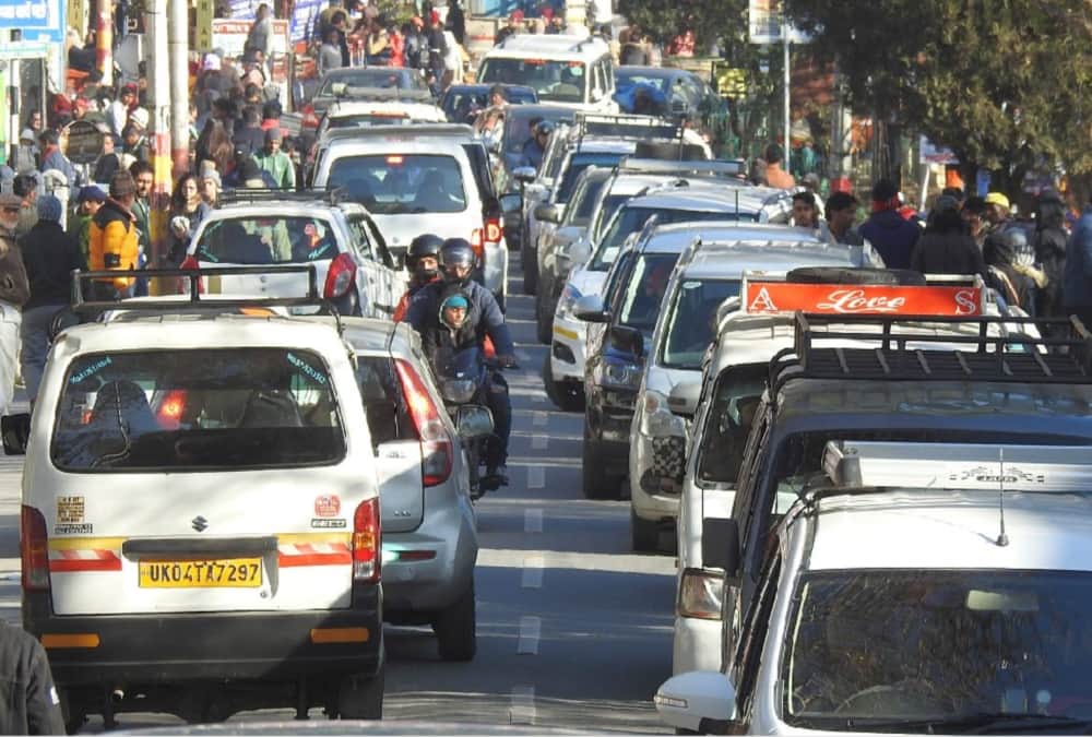 Tourists crowd in Auli and Nainital Traffic jam for new year 2020 celebration