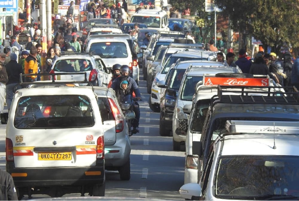 Tourists crowd in Auli and Nainital Traffic jam for new year 2020 celebration