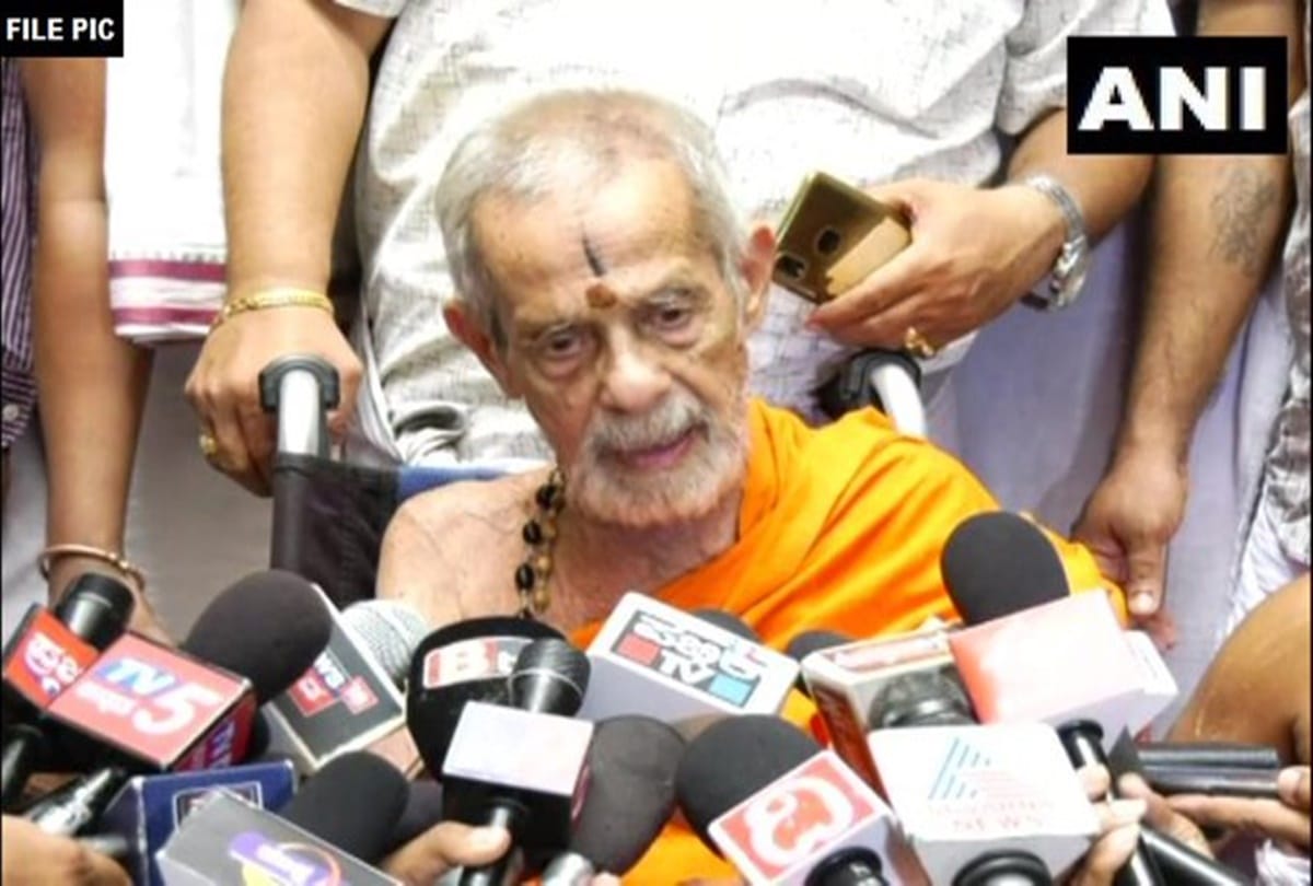 Pejavara Mutt Seer Vishwesha Teertha Swami passes away at Udupi Sri Krishna Mutt