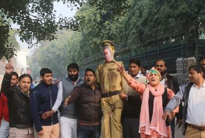 विरोध प्रदर्शन करते युवा कांग्रेस के सदस्य