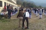बालगंगा महाविद्याल में छात्रों को आत्म सुरक्षा के गुर सीखाते पुलिस कर्मी।