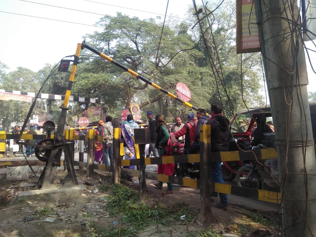 railway gate barrier breakdown in padrauna