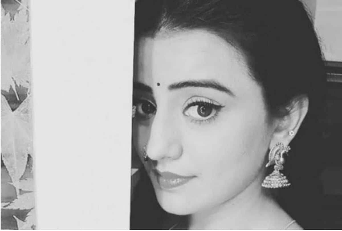 bhojpuri actress akshara singh lashes anubhav sinha and support ravi kishan