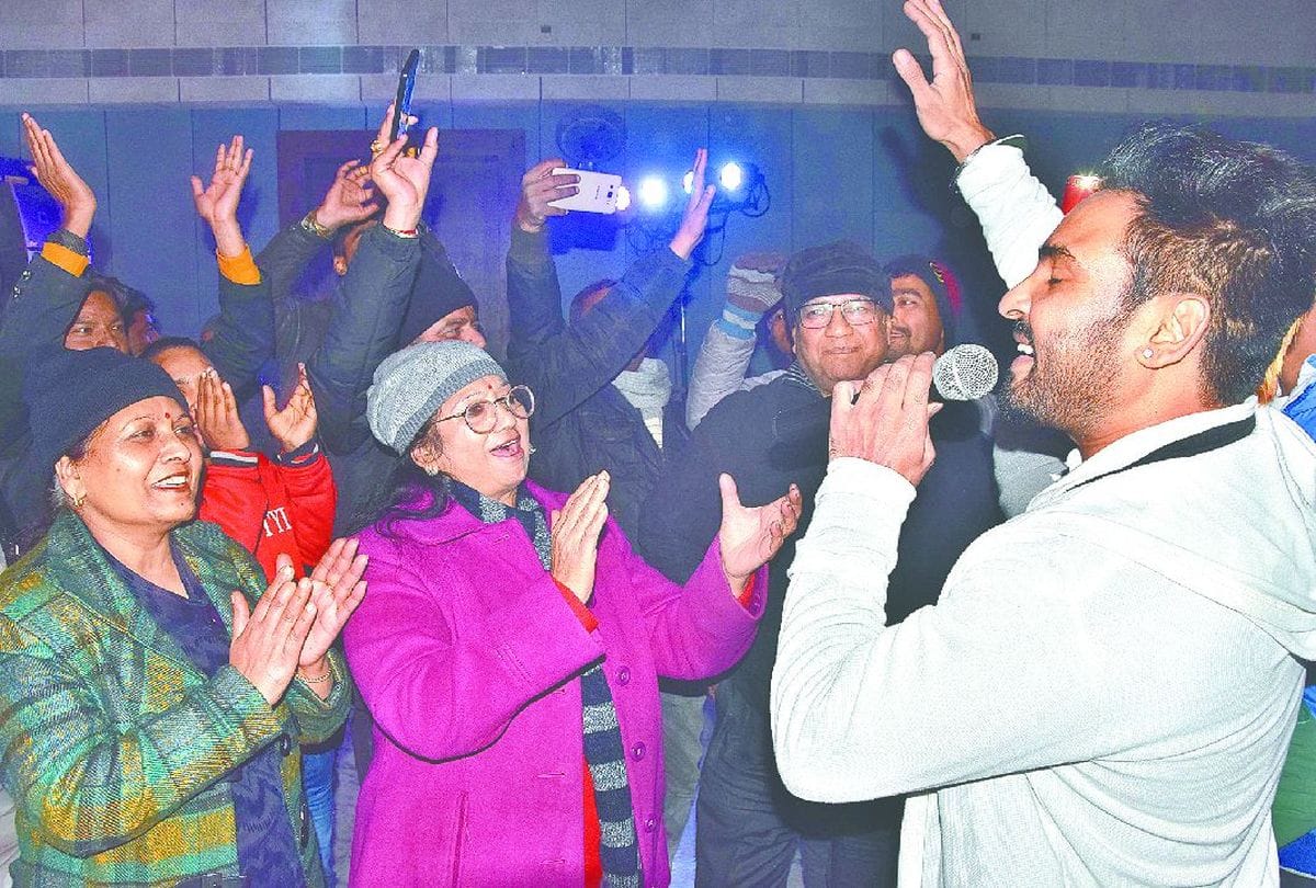 amar ujala bollywood star night with singer alamgir khan in agra